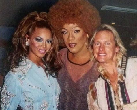 Beyoncé se apresentando em boate da Augusta no after da Parada Gay 2005 e tirando foto com Silvetty Montilla e Carolina Dieckmann
