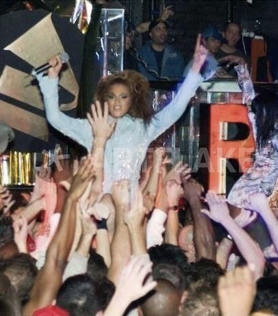 shakivagal's tweet photo. Beyoncé se apresentando em boate da Augusta no after da Parada Gay 2005 e tirando foto com Silvetty Montilla e Carolina Dieckmann https://t.co/1bLP4p7SMY