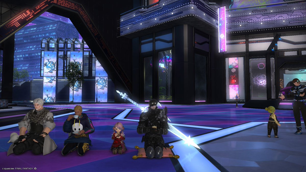 ソ9で正座してたら見知らぬ人が座布団敷いてくれて茶飲みが始まった