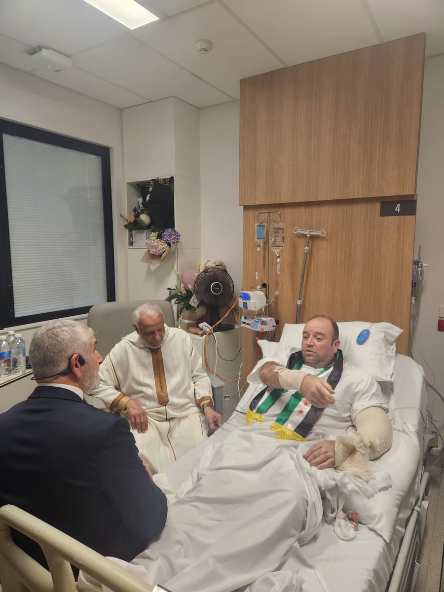 AsaadHannaa's tweet image. Ahmed Al-Ahmed, the Syrian Australian who saved dozens of jewish people and took two bullets to his body, is raising the Syrian flag.
Thank you Ahmed