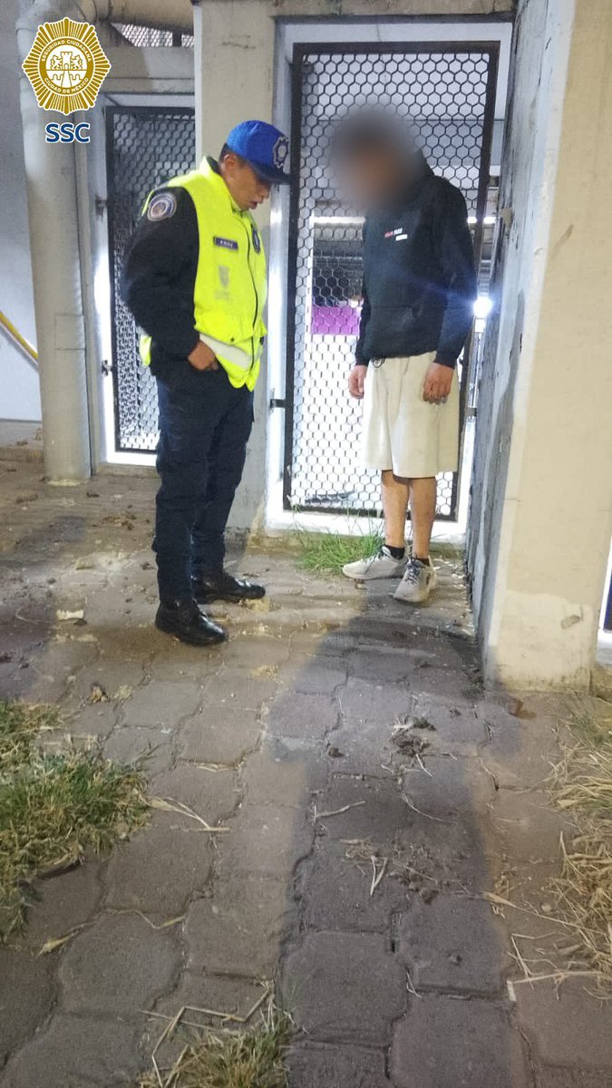 SSC_CDMX's tweet image. #TarjetaInformtiva | Personal de la #PolicíaAuxiliar de la #SSC evitó que un joven de 21 años de edad, atentara contra su vida, desde lo alto de un puente ubicado en la estación# Pantitlán de la #Línea9 del @MetroCDMX, en @IztacalcoAl.

Los hechos ocurrieron cuando los…