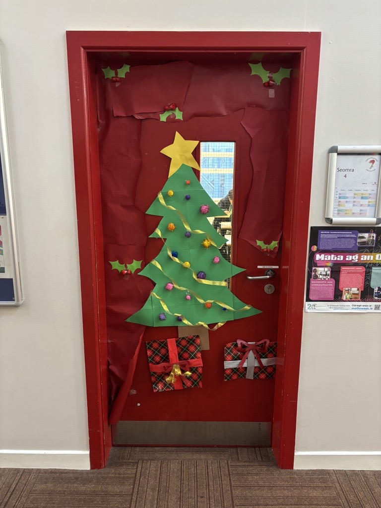 ColPobOsrai's tweet photo. Doirse Nollag le @Gaelbhratach_ Our classes had lots of fun taking part in the Christmas Doors competition with Gaelbhratach. Míle buíochas leis na ranganna as páirt a ghlacadh go fonnmhar agus leis na Cinnirí/Coiste Gaelbhratach as an spreagadh! 🎄🎅🙌
https://t.co/uFRK1u1T36 https://t.co/Lebqw9EoN3