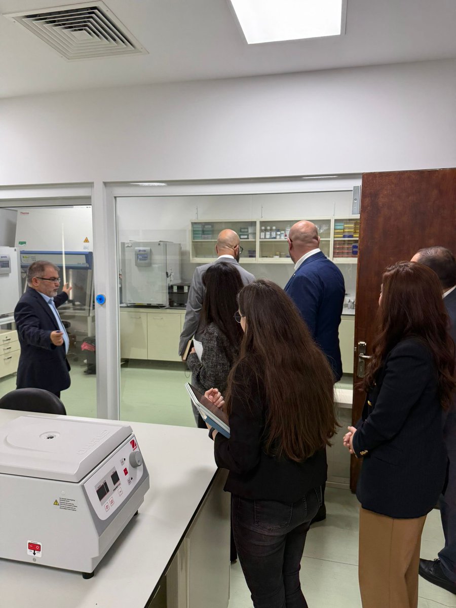SBUDETUAM's tweet photo. SBÜ DETUAM olarak İstanbul Atlas Üniversitesi’ni merkezimizde ağırlamaktan büyük memnuniyet duyduk. 
Ziyaret kapsamında İstanbul Atlas Üniversitesi Rektörlük Bilimsel Sekreteryası Dr. Öğr. Üyesi Merve Alökten, Beyin Araştırmaları ve Yapay Zeka Uygulama ve Araştırma Merkezi Araştırmacısı Dr. Burcu Gülez, Hüseyin Sarpkaya, Rektörlük İş Geliştirme ve Proje Koordinatörü Erhan Özdemir, Teknoloji Transfer Ofisi Müdürü Gülşen Nişli ve TEKMER Müdürü Furkan Gevrek SBÜ DETUAM laboratuvarlarını ziyaret etti.
Ziyaret süresince SBÜ DETUAM Merkez Müdürümüz Prof. Dr. Şaban Tekin tarafından laboratuvar altyapımız tanıtıldı; ileri teknoloji cihazlarımız yerinde incelendi ve merkezimizde yürütülen araştırmalar hakkında bilgiler paylaşıldı. Ayrıca DETUAM tarafından sunulan analiz ve test hizmetlerine yönelik olası iş birliği ve hizmet alım süreçleri ele alındı.
Gerçekleştirdiğimiz görüşmelerde, Sağlık Bilimleri Üniversitemiz ile İstanbul Atlas Üniversitesi arasında TÜSEB ve TÜBİTAK destekli ortak proje geliştirme olanaklarını değerlendirdik, amaç ve hedefleri net tanımlanmış bir iş birliği protokolü oluşturulmasına yönelik çerçeveyi konuştuk ve İstanbul Atlas Üniversitesi bünyesinde kurulması planlanan laboratuvarların akreditasyon süreçlerine yönelik teknik ve danışmanlık desteği başlıklarını ele aldık.
Nazik ziyaretleri ve yapıcı görüşmeleri için İstanbul Atlas Üniversitesi temsilcilerine teşekkür ederiz.