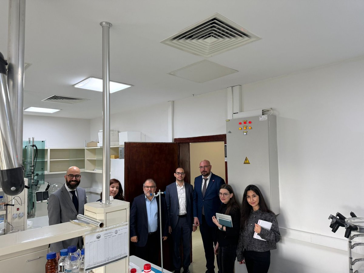 SBUDETUAM's tweet photo. SBÜ DETUAM olarak İstanbul Atlas Üniversitesi’ni merkezimizde ağırlamaktan büyük memnuniyet duyduk. 
Ziyaret kapsamında İstanbul Atlas Üniversitesi Rektörlük Bilimsel Sekreteryası Dr. Öğr. Üyesi Merve Alökten, Beyin Araştırmaları ve Yapay Zeka Uygulama ve Araştırma Merkezi Araştırmacısı Dr. Burcu Gülez, Hüseyin Sarpkaya, Rektörlük İş Geliştirme ve Proje Koordinatörü Erhan Özdemir, Teknoloji Transfer Ofisi Müdürü Gülşen Nişli ve TEKMER Müdürü Furkan Gevrek SBÜ DETUAM laboratuvarlarını ziyaret etti.
Ziyaret süresince SBÜ DETUAM Merkez Müdürümüz Prof. Dr. Şaban Tekin tarafından laboratuvar altyapımız tanıtıldı; ileri teknoloji cihazlarımız yerinde incelendi ve merkezimizde yürütülen araştırmalar hakkında bilgiler paylaşıldı. Ayrıca DETUAM tarafından sunulan analiz ve test hizmetlerine yönelik olası iş birliği ve hizmet alım süreçleri ele alındı.
Gerçekleştirdiğimiz görüşmelerde, Sağlık Bilimleri Üniversitemiz ile İstanbul Atlas Üniversitesi arasında TÜSEB ve TÜBİTAK destekli ortak proje geliştirme olanaklarını değerlendirdik, amaç ve hedefleri net tanımlanmış bir iş birliği protokolü oluşturulmasına yönelik çerçeveyi konuştuk ve İstanbul Atlas Üniversitesi bünyesinde kurulması planlanan laboratuvarların akreditasyon süreçlerine yönelik teknik ve danışmanlık desteği başlıklarını ele aldık.
Nazik ziyaretleri ve yapıcı görüşmeleri için İstanbul Atlas Üniversitesi temsilcilerine teşekkür ederiz.