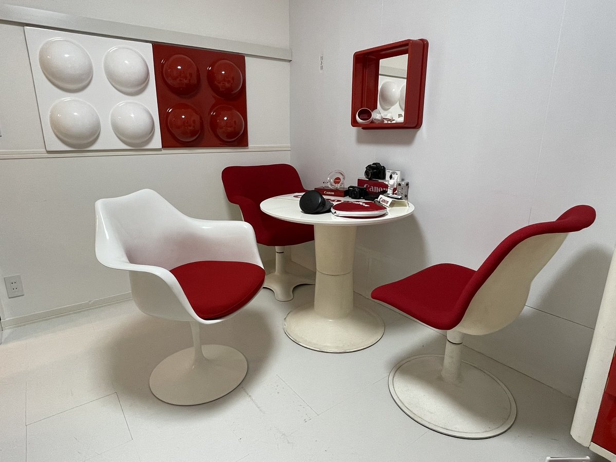 自宅の白赤スペースエイジ部屋 Knoll チューリップチェア HAIMI