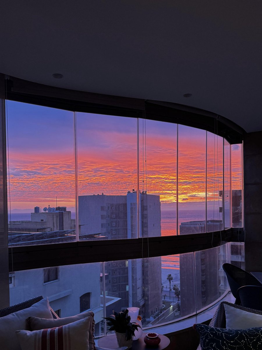 بدون ولا شي 
هيك لوحة من تصميم رب العالمين 
#لايف