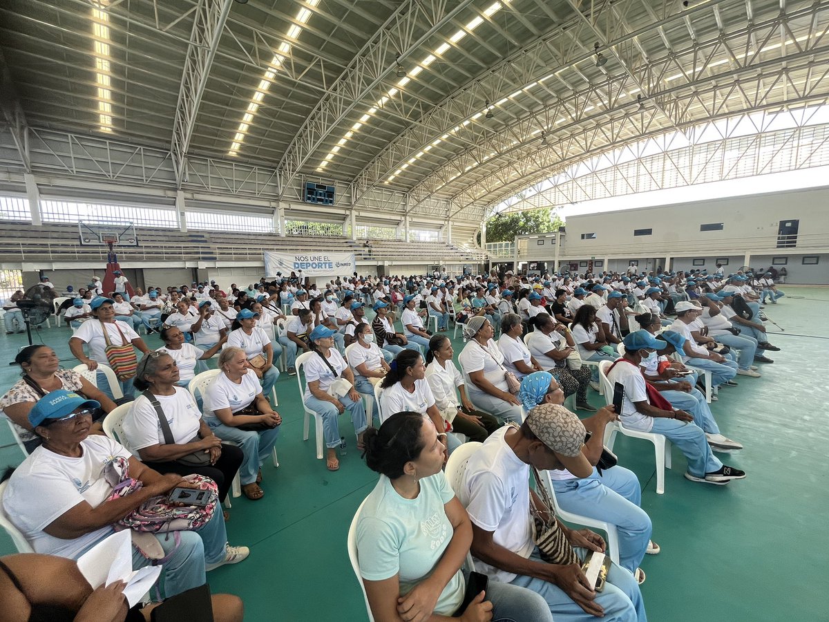 #AEstaHora estamos en entrega de mercados de Santa Marta Mayor 500+, estamos devolviendo dignidad a 320 familias que nunca habían recibido una ayuda del estado, todo esto gracias a la voluntad política de nuestro alcalde <a href="/CarlosPinedoC/">Carlos Pinedo Cuello</a> desde <a href="/SantaMartaDTCH/">Alcaldía de Santa Marta</a> y <a href="/promsocialsmr/">Secretaría de Promoción Social de Santa Marta</a>
