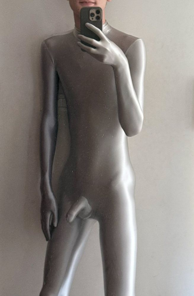 Dnl0808's tweet photo. 🙈 #zentai https://t.co/aaI9TLirlf