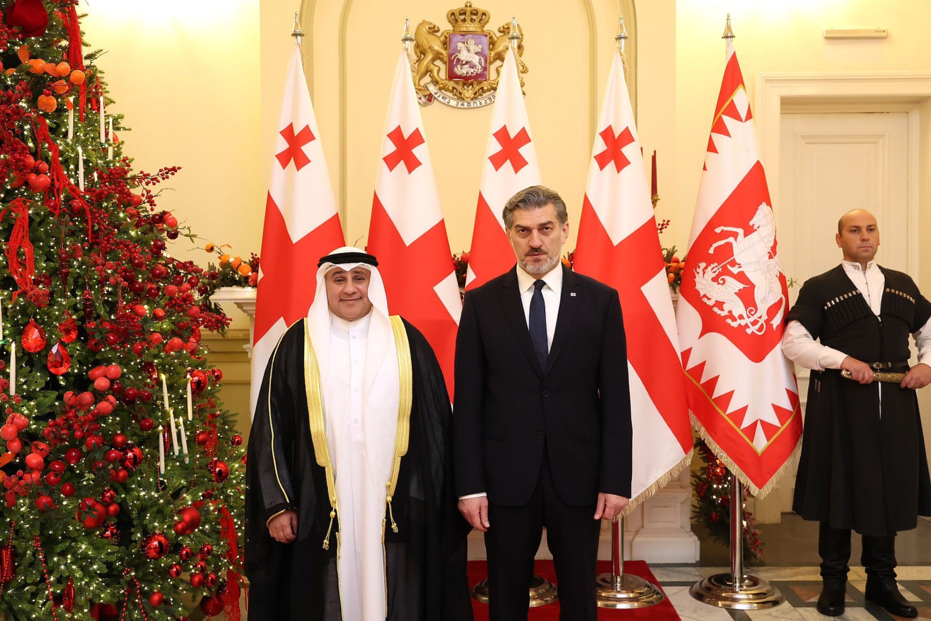 خلال مراسم رسمية أقيمت في القصر الجمهوري بالعاصمة تبليسي. سفير دولة الكويت لدى أرمينيا المحال إلى جورجيا محمد العريفان يقدم أوراق اعتماده للرئيس الجورجي ميخائيل كافيلاشفيلي - جرى خلال اللقاء الإشادة بالعلاقات الدبلوماسية المتميزة التي تربط البلدين 