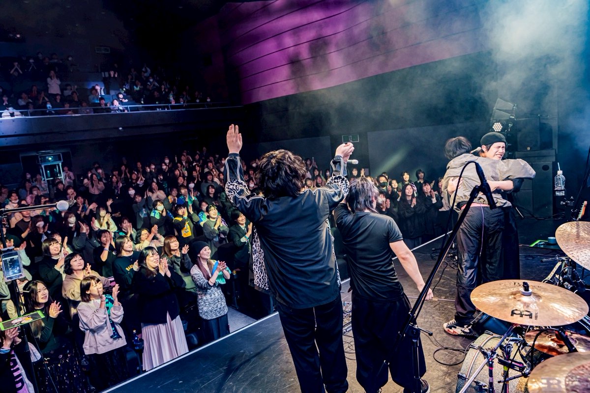 kirocco7's tweet image. 孤独だった僕を古閑が拾い上げて色んな世界に連れて行ってくれました。
黒川はずっと真ん中に立ってその声で立ち向かってくれました。
悔しさをバネにして強くなれることを小野が教えてくれました。

3人が居るバンドは無敵です。

一曲ずつ感謝を込めて弾きました。

本当にありがとうございました。