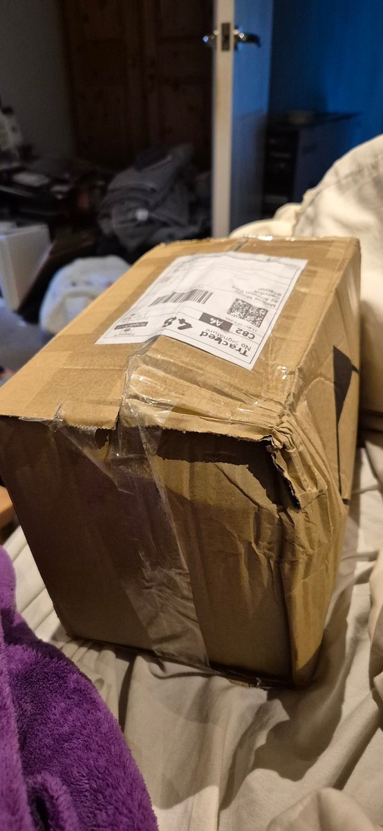 MelJanie's tweet photo. @RoyalMail Your app says 2 parcels were delivered to me today. I only received one and it appears to have had the life kickedout of it. https://t.co/SIgCP6Q7mj