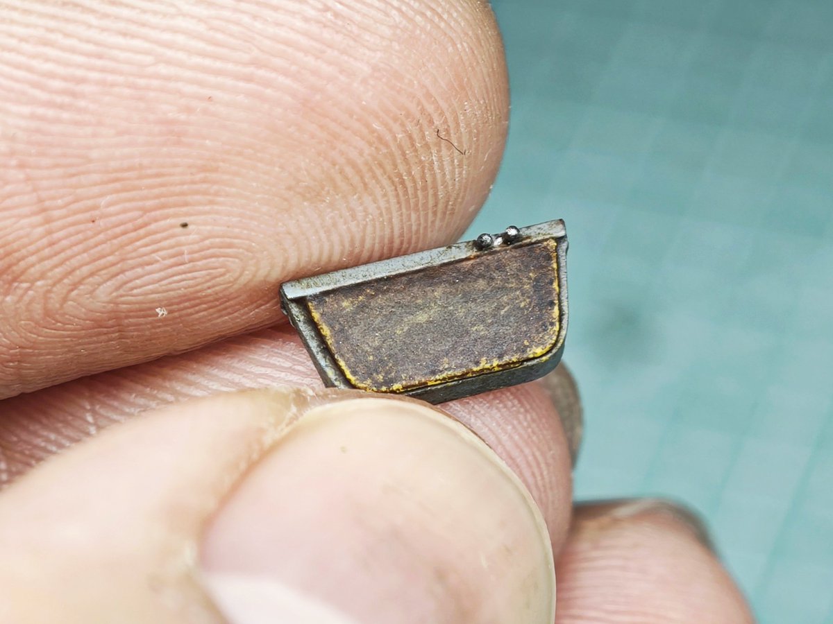 I-16 第一次尝试油画颜料的皮革效果的涂装hh

黑色水补打底之后整体使用红棕色涂装，然后用深棕色浅涂皮革中心，浅棕色浅扫皮革边缘，再用海绵掉漆法取土黄色点在周边位置模拟磨损效果，之后用熟赭色油画颜料渍洗，群青色+熟赭色渗线，土黄色做高光，完成！