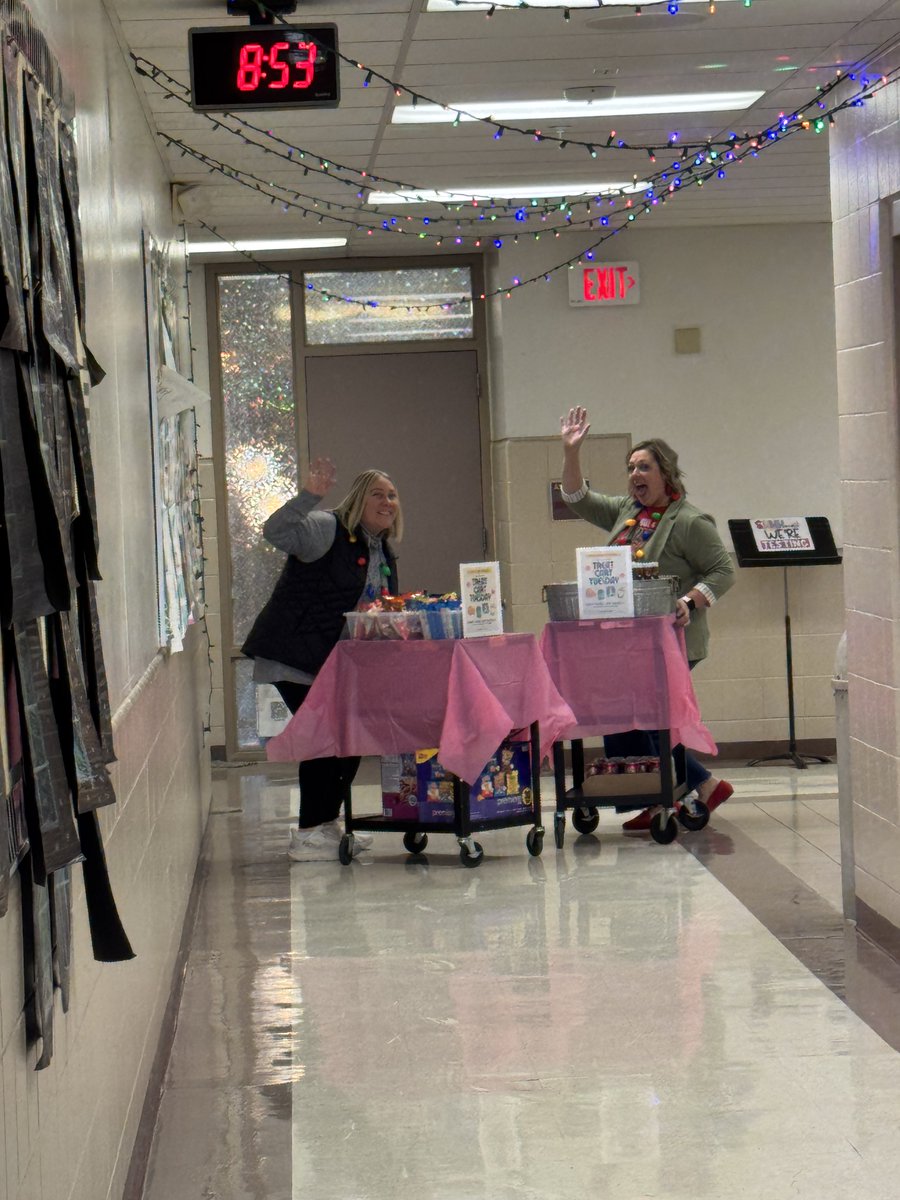 suddsquad25's tweet photo. Just making the Holidays Happy and Bright over here ⁦@TSWildcats_BPS⁩ THANKS ⁦@malpete1010⁩ and Mrs. Sharp! https://t.co/QkhhKbH1fw