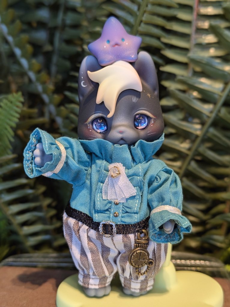 家に来てくれた黒mioくん🐈‍⬛
ゴールドのアイラインと三日月＆星のメイクに一目惚れしました🌙⭐️✨初mioかわいい😻💕

👗 灯火様(<a href="/tomoshibi_doll/">*灯火*</a>)

#kumukuku #쿠무쿠쿠