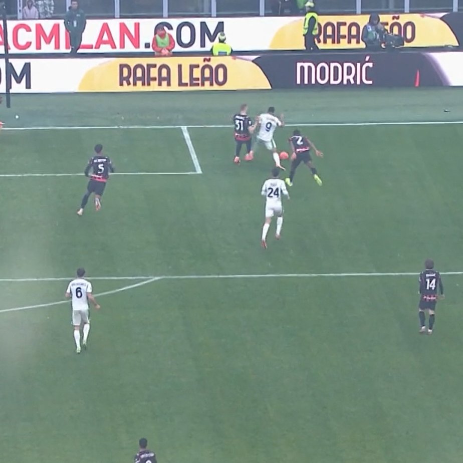 Come si vede bene dalla camera quella alta, Pavlovic continua la corsa in maniera lineare, mentre Cheddira allarga proprio la gamba per andare a incocciare nella corsa dell'avversario. In questo caso decisione corretta, non c'è fallo

De Marco a Open VAR