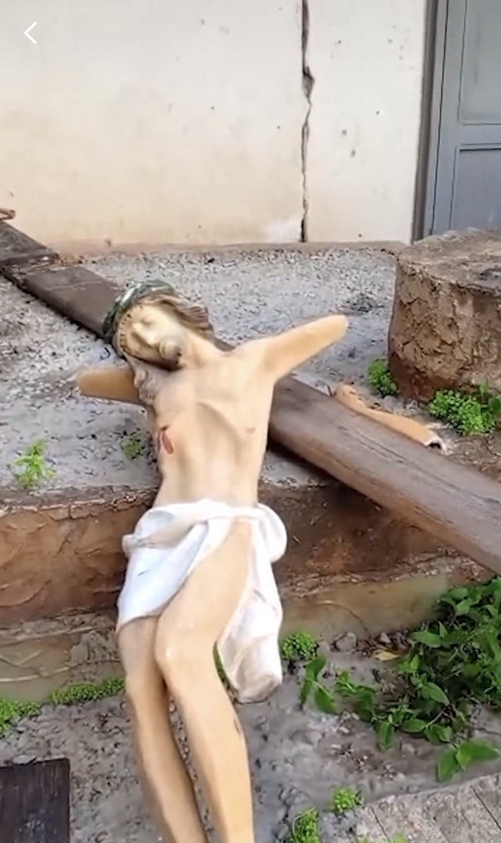 DanBurmawy's tweet image. Destroying the statue of Jesus in Beirut, Lebanon today.

Let me tell you how the process of Islamification the land works. 

You have a town with a Christian population that practices its faith freely. Then some Muslims move into the town, and now you’re adjusting to accommodate…
