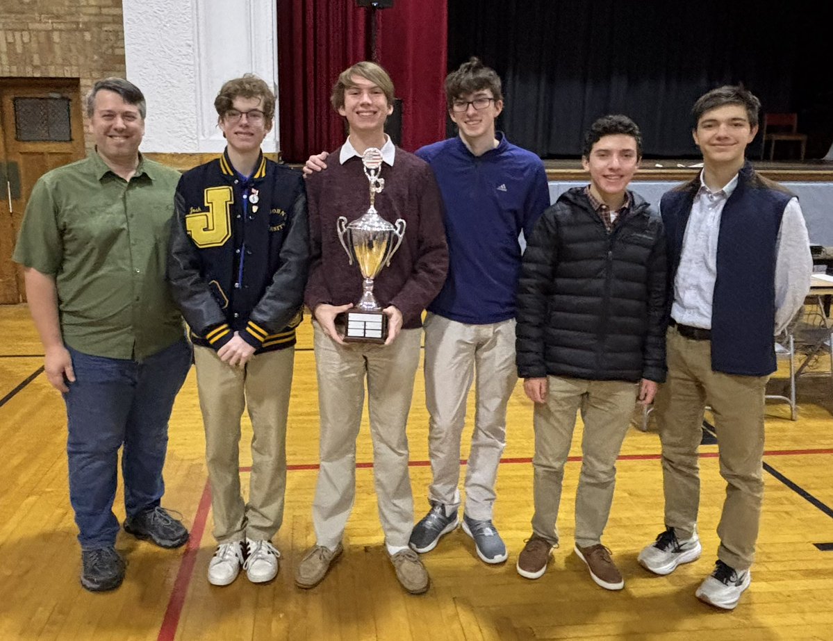 Congratulations to the Titan quiz bowl team, the co-champions of the regular season out of the 27-team Toledo Area Academic Quiz Bowl League ! 🤓🧠 #GoTitans