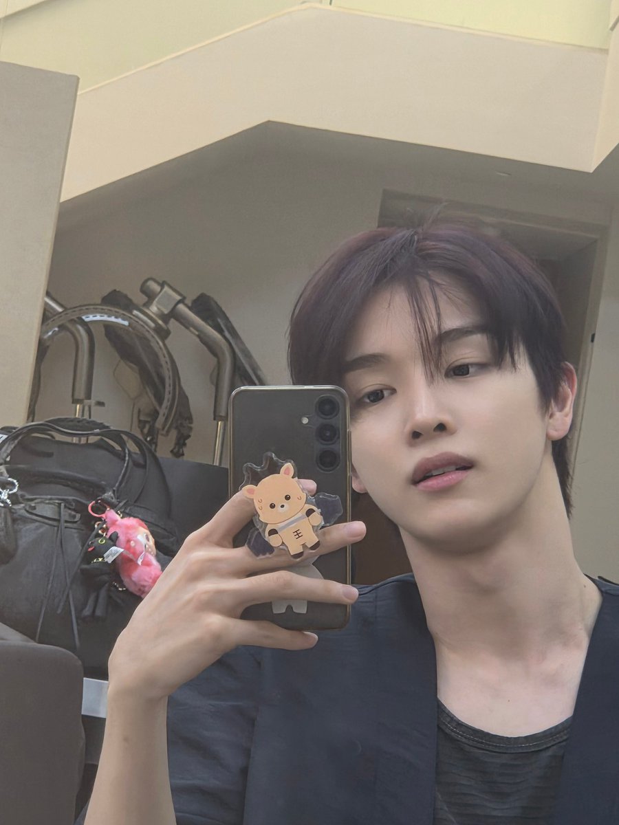 버블로만 주는 뭔가 이 꾸밈없는 날것의 거울샷이 좋음.........................................................