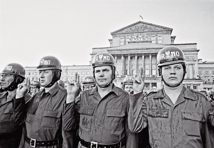 R_A_Ziemkiewicz's tweet image. Dobrzyńskiego tu nie widzę, ale ten z prawej wygląda rychtyk jak młody Siemoniak