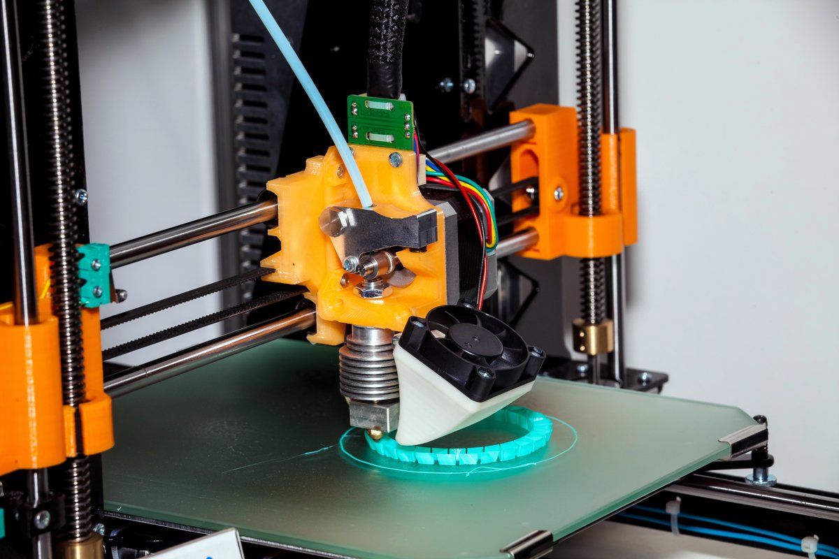 Linear_Motion's tweet photo. Behold the screw drives on this 3D printer's vertical axes and the belt drive on the horizontal ... giving assist on the horizontal are linear guides in the form of bushing plain bearings. Think there's no advanced engineering in these round shafts? Think again. https://t.co/P5Cesh9UWN