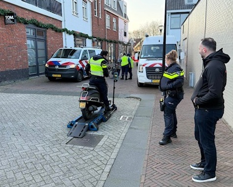 Samen met de politie heeft de gemeente een verkeersactie gehouden op maandag 15 december in alle drie de dorpen. De politie, gemeentelijke handhaving (BOA’s) en gemeente controleerden scooters, fatbikes, auto’s en andere voertuigen. 🚲🛵🚗
Lees verder 👉 albrandswaard.nl/actueel/verkee…