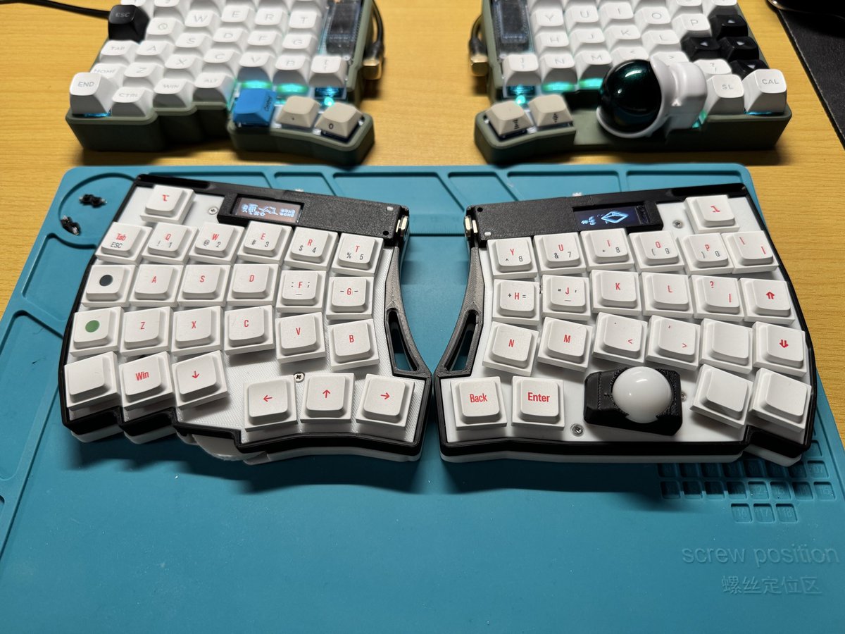 clim_kbd's tweet photo. 一先ずハードは完成！
ペアリングの方法がわからんけどまあ明日やろう
2uのアルチザンとかあれば良いなとか思いつつ。
なんにせよ見栄え良いなLotus配列
#LoTom https://t.co/FmbYrlN719