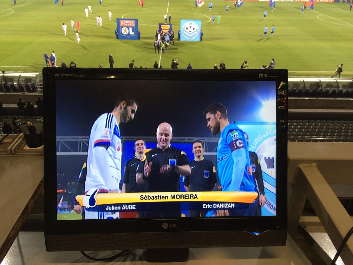 Prugneau's tweet photo. Il y a 10 ans jour pour jour, l'OL quittait Gerland sur un match pas diffusé à la télé mais sur le compte Periscope d'@Olimas91 et avec le petit prince Bergougnoux en guest côté Tours. Difficile de faire plus grandiose. https://t.co/CY0Uz1ATBn