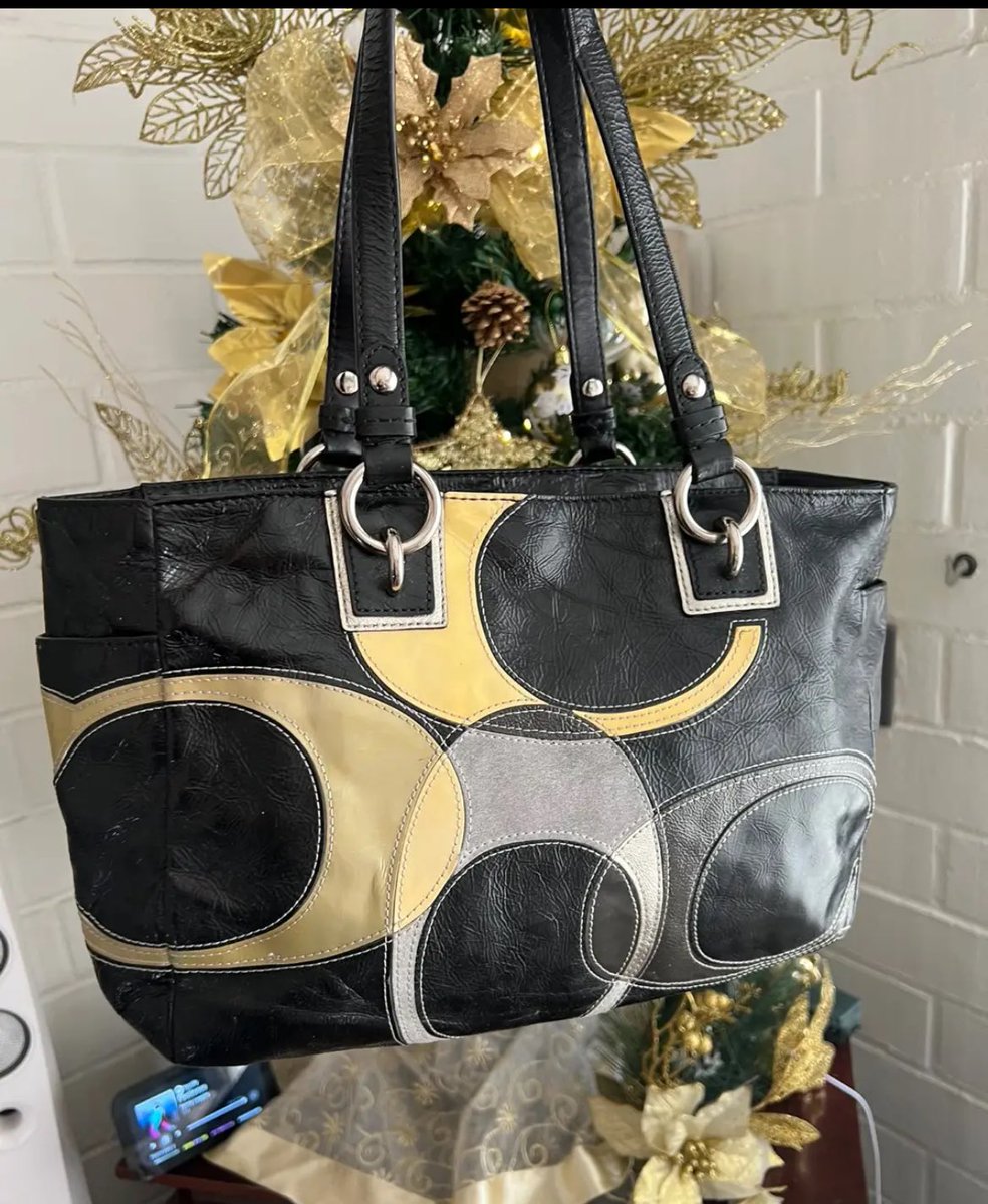 msientof's tweet photo. me compré mi primera coach y es preciosa 🥺 https://t.co/EOn3JBmgCb