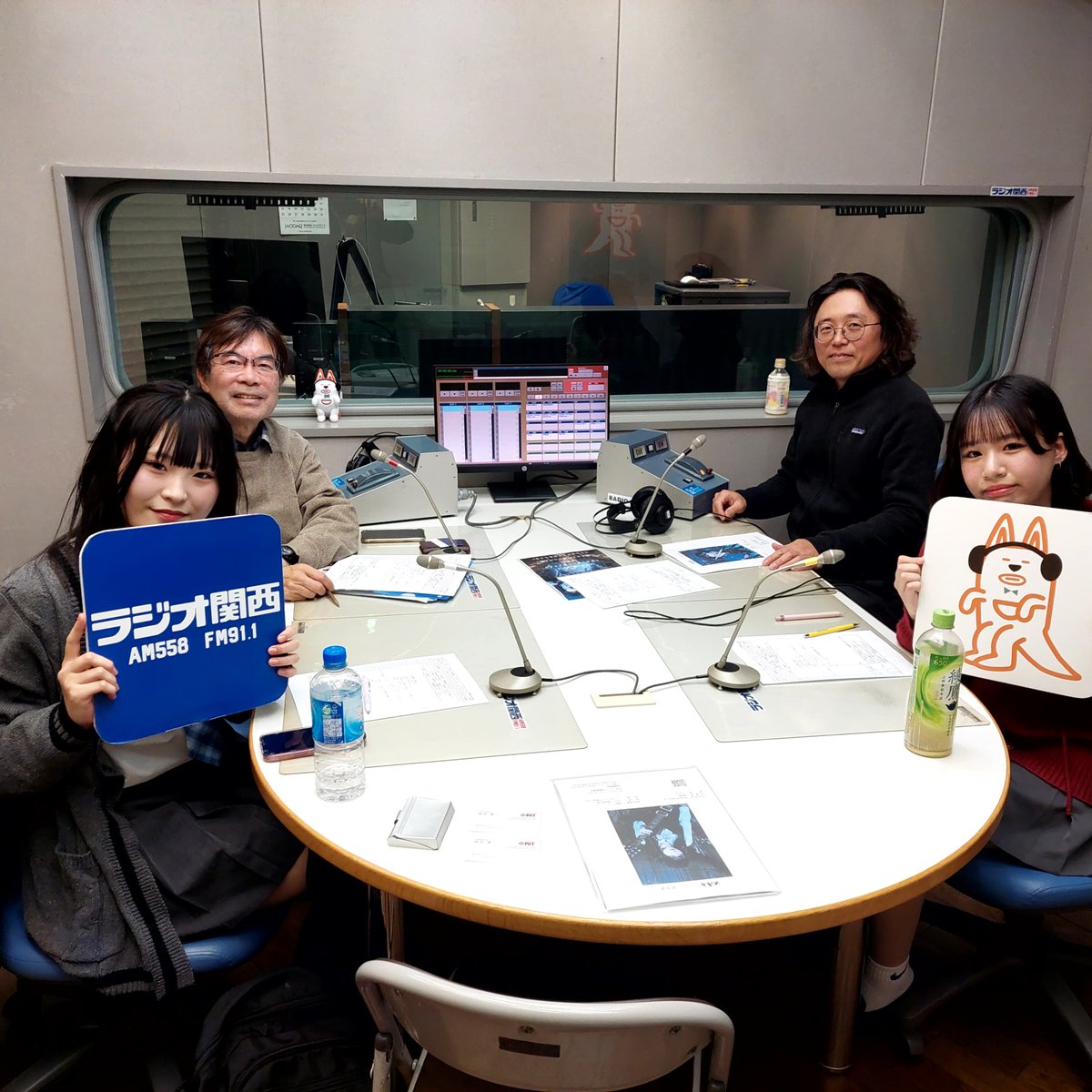 needs_enter's tweet image. 本日16日(火)は、ラジオ関西の「ガルステッ！坪井淳一と大路章晃のアイドルホームラン」のゲストにて、zAxのシーナとナーナを出演させていただきました。 スタッフの皆様、有難うございました！ 放送は、来年2026年1月17日（土）25:00～25:15になります！是非皆様お聞きください!