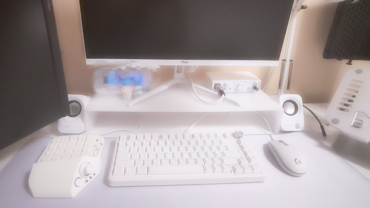 sub_micha2's tweet photo. デスク周りの機材、少しずつ白色増えてうれしい☻🤍 https://t.co/T4gMem0Bjv