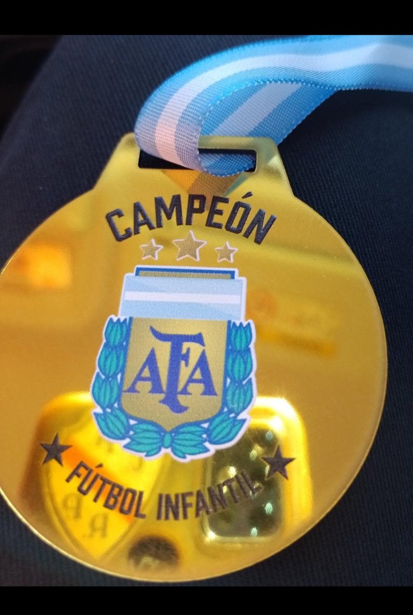 La super medalla plastica (2 mm) que les entregaron en AFA a los campeones infantiles...ni en los clubes de barrio harían algo así.