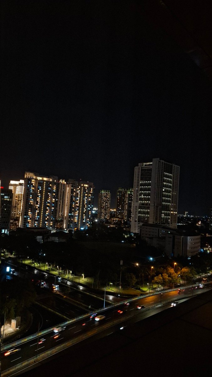 halogeneeeee's tweet image. kota yg penuh org² sibuk