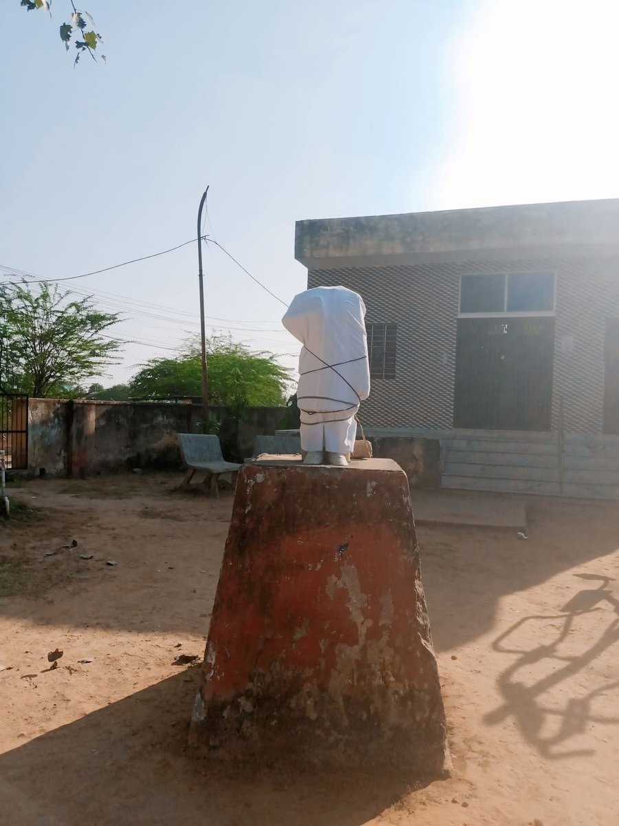 करौली के टोडाभीम में देश के प्रथम प्रधानमंत्री पंडित नेहरू की करीब 40 साल पुरानी प्रतिमा का क्षतिग्रस्त होना अत्यंत निंदनीय और दुर्भाग्यपूर्ण घटना है। प्रशासन को इसकी गहन और निष्पक्ष जांच करनी चाहिए कि यह मात्र एक दुर्घटना है या किसी असामाजिक तत्व का दुष्कृत्य।

पंडित नेहरू, बाबा