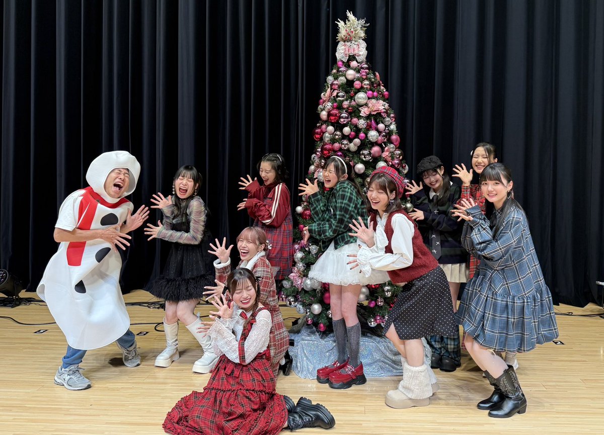 アンジュルムクリスマスイベ2025

アンジュルメリークリスマスが
今年も来たぞぉぉぉーー！
鈴が鳴ったぞぉぉぉーー！

やっぱアンジュのこのポーズの安定感は半端ないよ！特にりんちゃんはもう黒帯だ。

ただ長野桃羽ちゃんだけはずっとわかってなかったと思うよ。笑

さわやか五郎
#アンジュルム