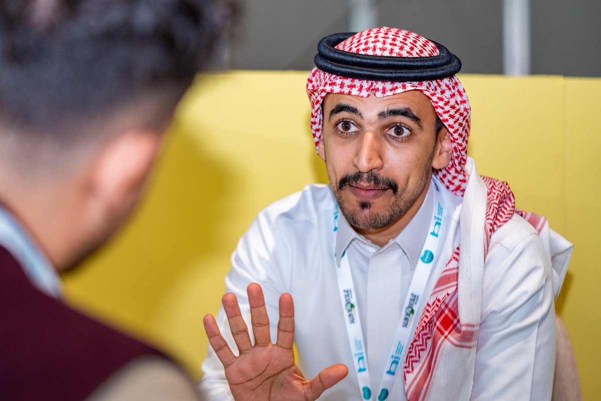 شهد جناح الجمعية تفاعلاً لافتاً وإقبالاً واسعاً على الاستشارات المجانية، حيث قدّم نخبة من الخبراء جلسات نوعية في عدة محاور شملت تطوير الأعمال، التسويق، الامتياز التجاري، التشغيل، والمالية.
نقاشات مثمرة، حلول عملية، وتجارب مباشرة عكست حجم الاهتمام واحتياج القطاع لمثل هذه المبادرات