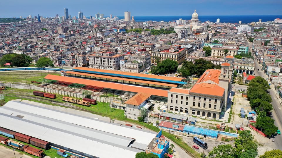 Se restablecerá tren Habana-Bayamo/Manzanillo..
En  el restablecimiento de toda la infraestructura ferroviaria de la  provincia, fue vital el apoyo del ministerio de la Construcción con sus  equipos especializados de movimiento de tierra.
facebook.com/share/p/1BdmdP…
#TransporteCuba