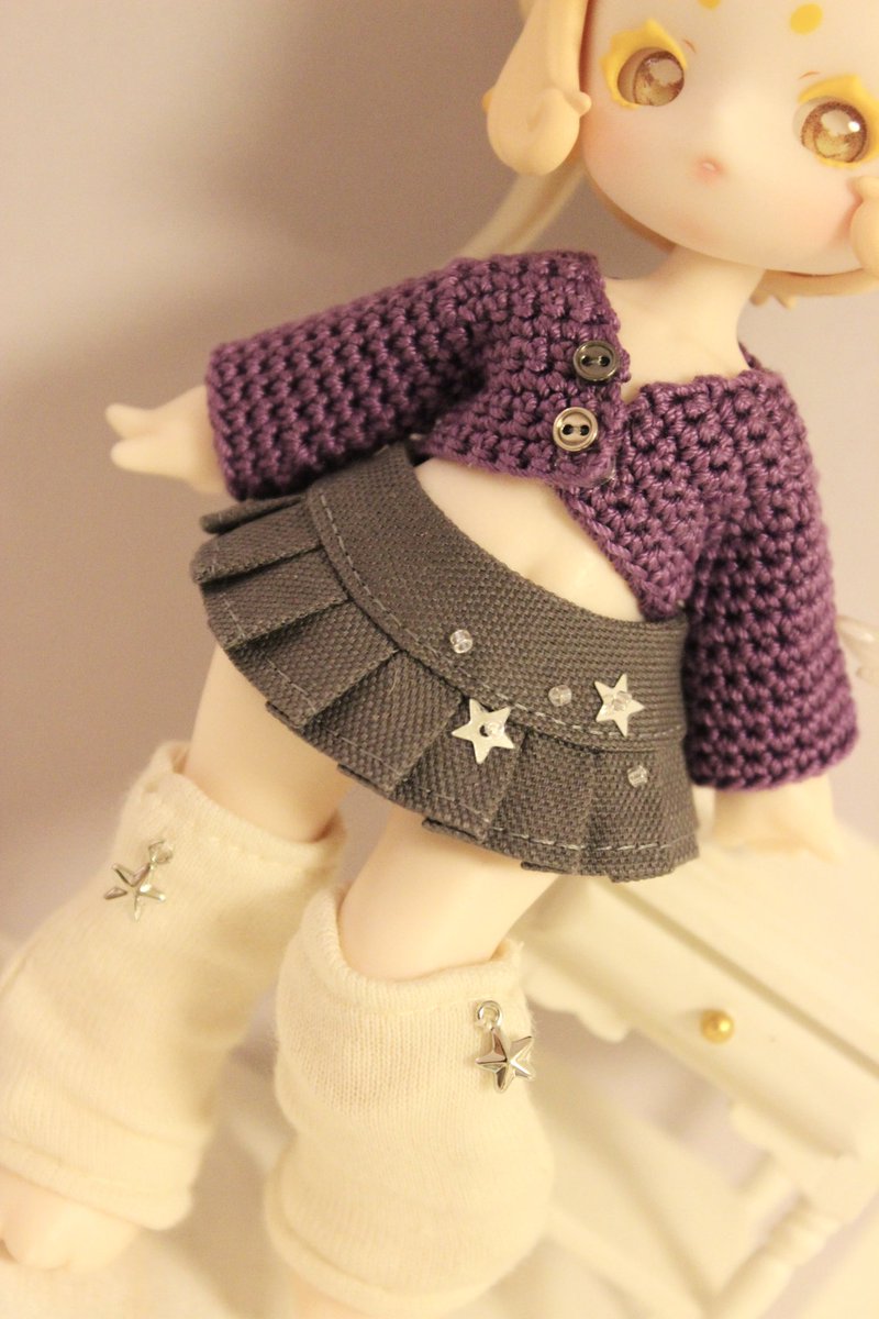dollsk05's tweet photo. 【アイドール持ち戻り品通販】

⭐︎あったかニットセット　purple × gray

アンティーユ萌獣魔法サイズ、虫虫カフェサイズ

かぎ針編みニット、プリーツミニスカート、レッグウォーマーのセットです。
プリーツスカートにはスパンコールとビーズで装飾をしています。

#アンティーユ #虫虫カフェ https://t.co/mYhztqWNfd