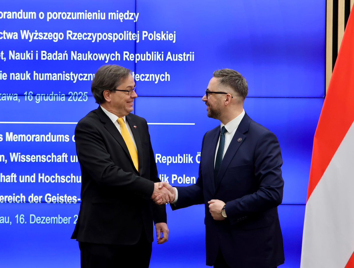 MNiSW_GOV__PL's tweet photo. 🤝 Polska i Austria zacieśniają współpracę w nauce! 🇵🇱🇦🇹
📍 W Warszawie podpisano Memorandum o współpracy w humanistyce i naukach społecznych pomiędzy #MNiSW a Republiką Austrii 🇦🇹. Porozumienie przywraca i wzmacnia współpracę z renomowanym Instytutem Nauk o Człowieku w Wiedniu, otwierając nowe możliwości dla naukowców po obu stronach granicy.
🎓 Dzięki temu dokumentowi powstają stabilne ramy finansowania programów stypendialnych i projektów badawczych, które zwiększą mobilność naukową i rozwój badań w obszarze humanistyki i nauk społecznych. Minister @MarcinKulasek podkreślił rolę tego partnerstwa dla polskich i austriackich badaczy oraz dla Europejskiej Przestrzeni Badawczej.
🌍 Współpraca naukowa między naszymi krajami to nie tylko nowe projekty – to także szansa na dialog, wymianę doświadczeń i jeszcze silniejszą pozycję polskiej nauki na arenie międzynarodowej.
#MNiSW #WspółpracaNaukowa #PolskaAustria