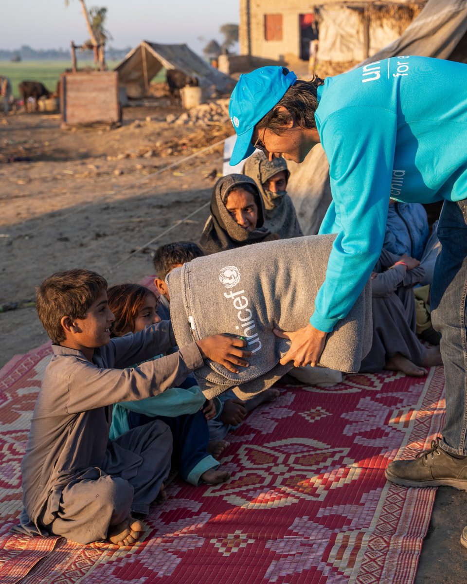 unicef_es's tweet image. Esta mañana de Reyes celebramos que el mejor regalo es el futuro de la infancia 👑
Cuando ocurre un desastre, en UNICEF somos los primeros en llegar y los últimos en irnos para entregar agua, nutrición y educación. Estamos allí donde se nos necesita, pase lo que pase 💙