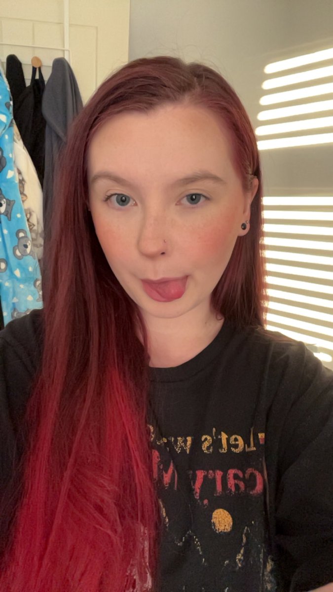 sinopiaa's tweet image. unseen selfies dump 🖤🕸️