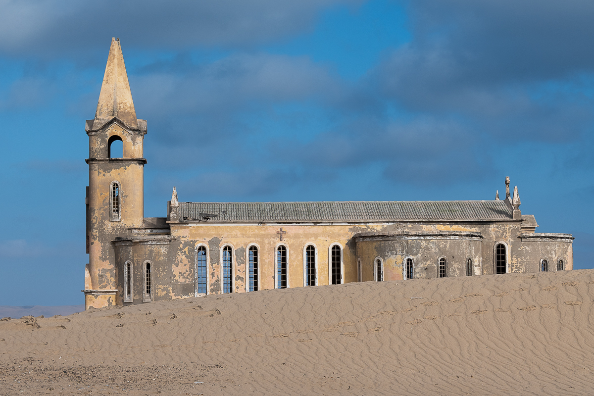 En mi viaje a Angola visité Ilha dos Tigres, una isla en la que hubo una ciudad creada en torno a una fábrica de harina de pescado. Las casas y su icónica iglesia siguen allí, en un escenario que parece del fin del mundo #HeyMondoBirratour <a href="/BirratourEsp/">Birratour</a> <a href="/lonelyplanet_es/">Lonely Planet España</a>