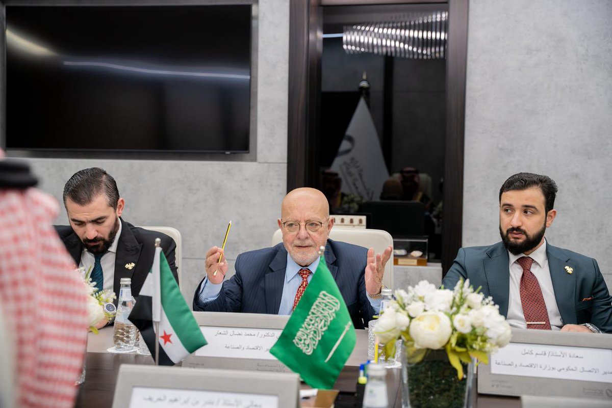 BAlkhorayef's tweet photo. عقدت اجتماعًا ثنائيًا بمقر الوزارة مع معالي وزير الاقتصاد والصناعة السوري؛ لمناقشة سبل تعزيز الشراكات الاقتصادية والاستثمارية بين بلدينا خاصة في القطاع الصناعي، كما بحثنا الفرص التصديرية المتاحة لتحفيز نمو التجارة البينية، بما يدعم التكامل الاقتصادي والصناعي بين المملكة وسوريا https://t.co/Al9YBkCAlb