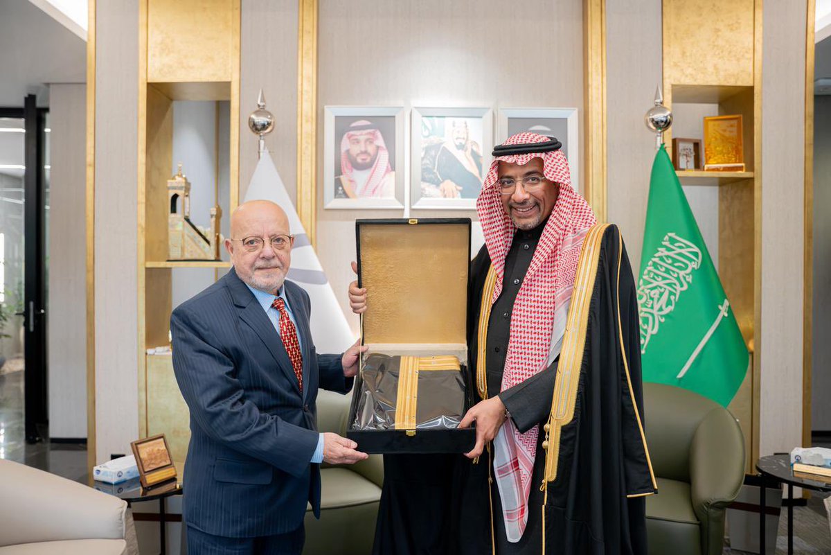BAlkhorayef's tweet photo. عقدت اجتماعًا ثنائيًا بمقر الوزارة مع معالي وزير الاقتصاد والصناعة السوري؛ لمناقشة سبل تعزيز الشراكات الاقتصادية والاستثمارية بين بلدينا خاصة في القطاع الصناعي، كما بحثنا الفرص التصديرية المتاحة لتحفيز نمو التجارة البينية، بما يدعم التكامل الاقتصادي والصناعي بين المملكة وسوريا https://t.co/Al9YBkCAlb