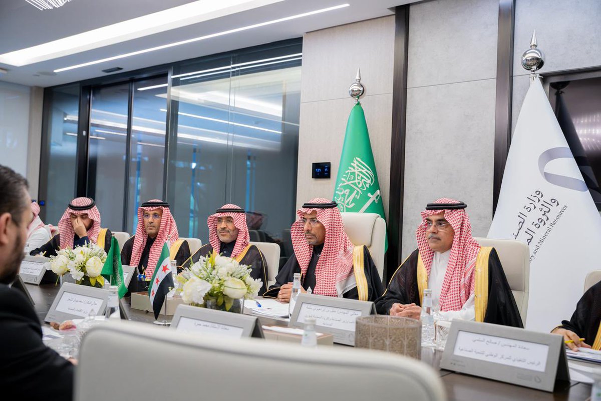 BAlkhorayef's tweet photo. عقدت اجتماعًا ثنائيًا بمقر الوزارة مع معالي وزير الاقتصاد والصناعة السوري؛ لمناقشة سبل تعزيز الشراكات الاقتصادية والاستثمارية بين بلدينا خاصة في القطاع الصناعي، كما بحثنا الفرص التصديرية المتاحة لتحفيز نمو التجارة البينية، بما يدعم التكامل الاقتصادي والصناعي بين المملكة وسوريا https://t.co/Al9YBkCAlb