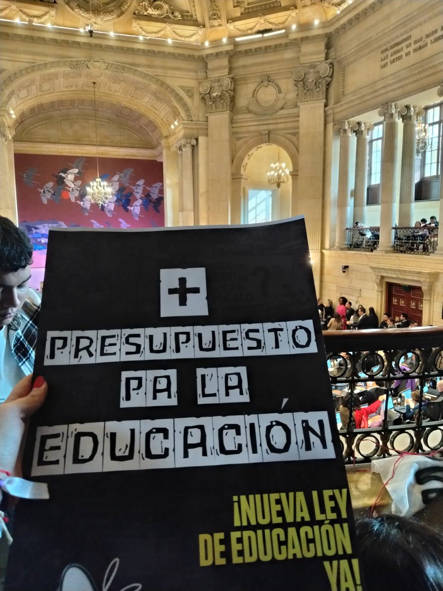 Se aprobó la reforma a los artículos 86 y 87 de la Ley 30, un proyecto que recoge las luchas históricas que el movimiento universitario ha defendido en las calles, seguiremos firmes en la lucha y en la crítica por un nueva ley de educación ✊🏽❤️‍🔥📚✏️