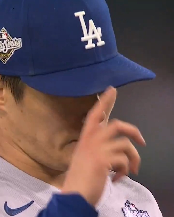 When Yoshinobu Yamamoto gave Vladimir Guerrero Jr. a hat tip before their matchup in Game 7 🤝
The ultimate respect 🫡