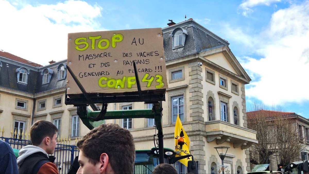 InfosOuvrieres's tweet photo. 🔴 2000 agriculteurs et citoyens devant la préfecture du Puy en Velay. A quelques centaines de mètres de la permanence du sénateur Laurent Duplomb, qui soutient Macron dans l'abattage des bovins. 
Des délégations de la France insoumise et de l'union départementale FO sont là. https://t.co/xopoQqfRkZ