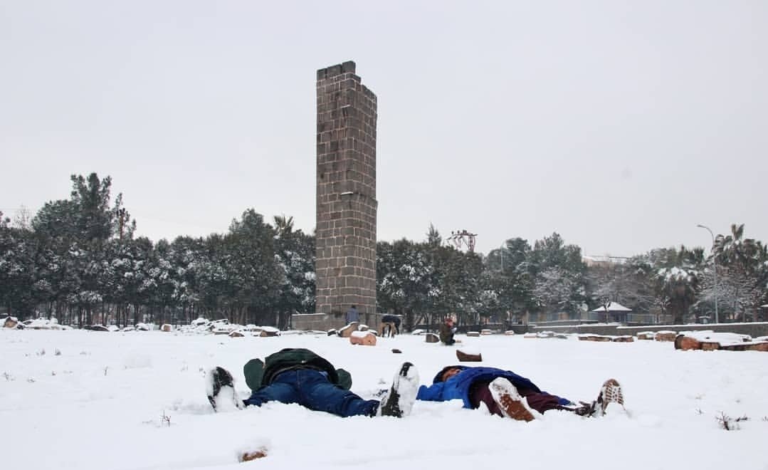 DİĞER YARISI YAR BEKLİYOR.