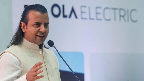 gvmmanoj's tweet photo. #Ola Electric Promoter Sell-Off Alert🚨
Bhavish Aggarwal offloads 2.63 Cr shares(₹92 Cr @ ₹34.99). Officially to repay ₹260Cr promoter loan but comes after 43% Q2 revenue fall,71% sales drop, negative cash flow.
 13.3% share pledge (3.93% now released).Distress signal? https://t.co/0ydqaOp5vO