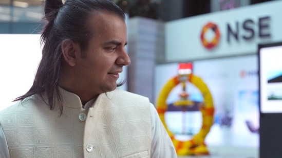 gvmmanoj's tweet photo. #Ola Electric Promoter Sell-Off Alert🚨
Bhavish Aggarwal offloads 2.63 Cr shares(₹92 Cr @ ₹34.99). Officially to repay ₹260Cr promoter loan but comes after 43% Q2 revenue fall,71% sales drop, negative cash flow.
 13.3% share pledge (3.93% now released).Distress signal? https://t.co/0ydqaOp5vO